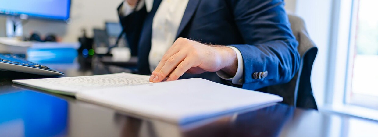 Amministratori di condominio lavoro alla scrivania Amministratori di condominio lavorano alla scrivania
